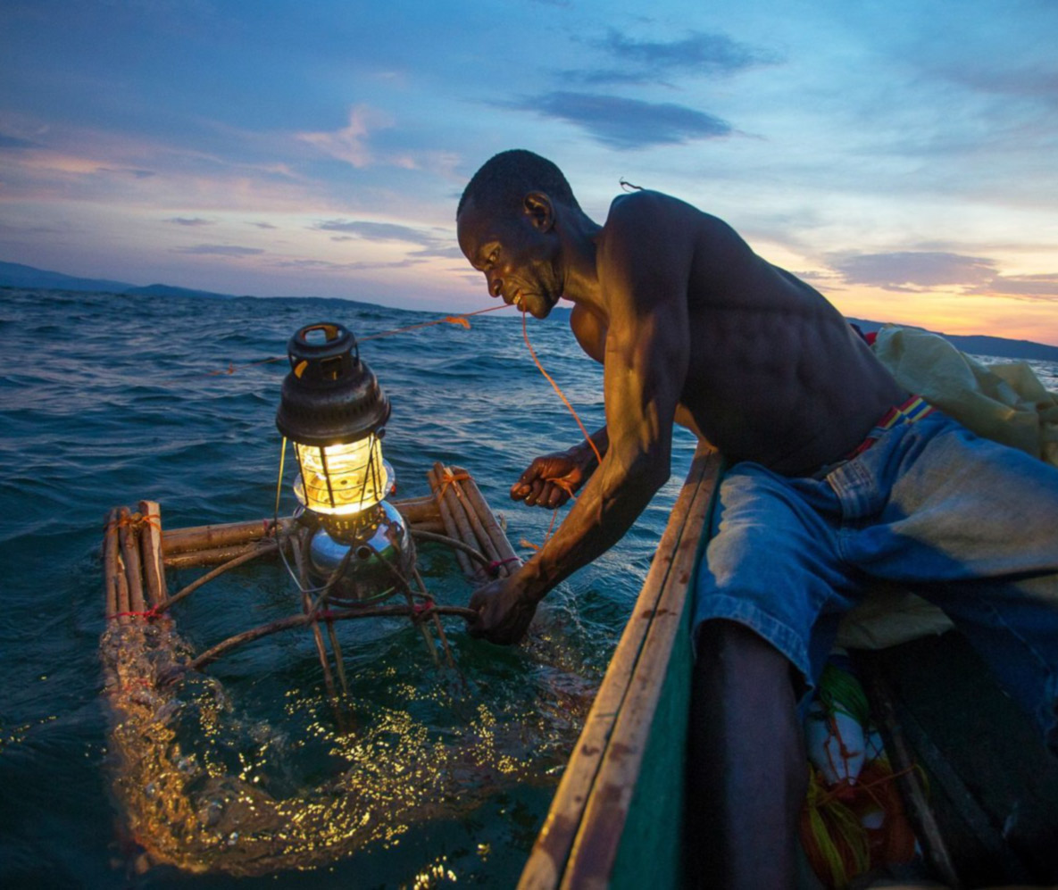 전기 안 들어오는 가난한 어부들에게 전구를 파는 방법