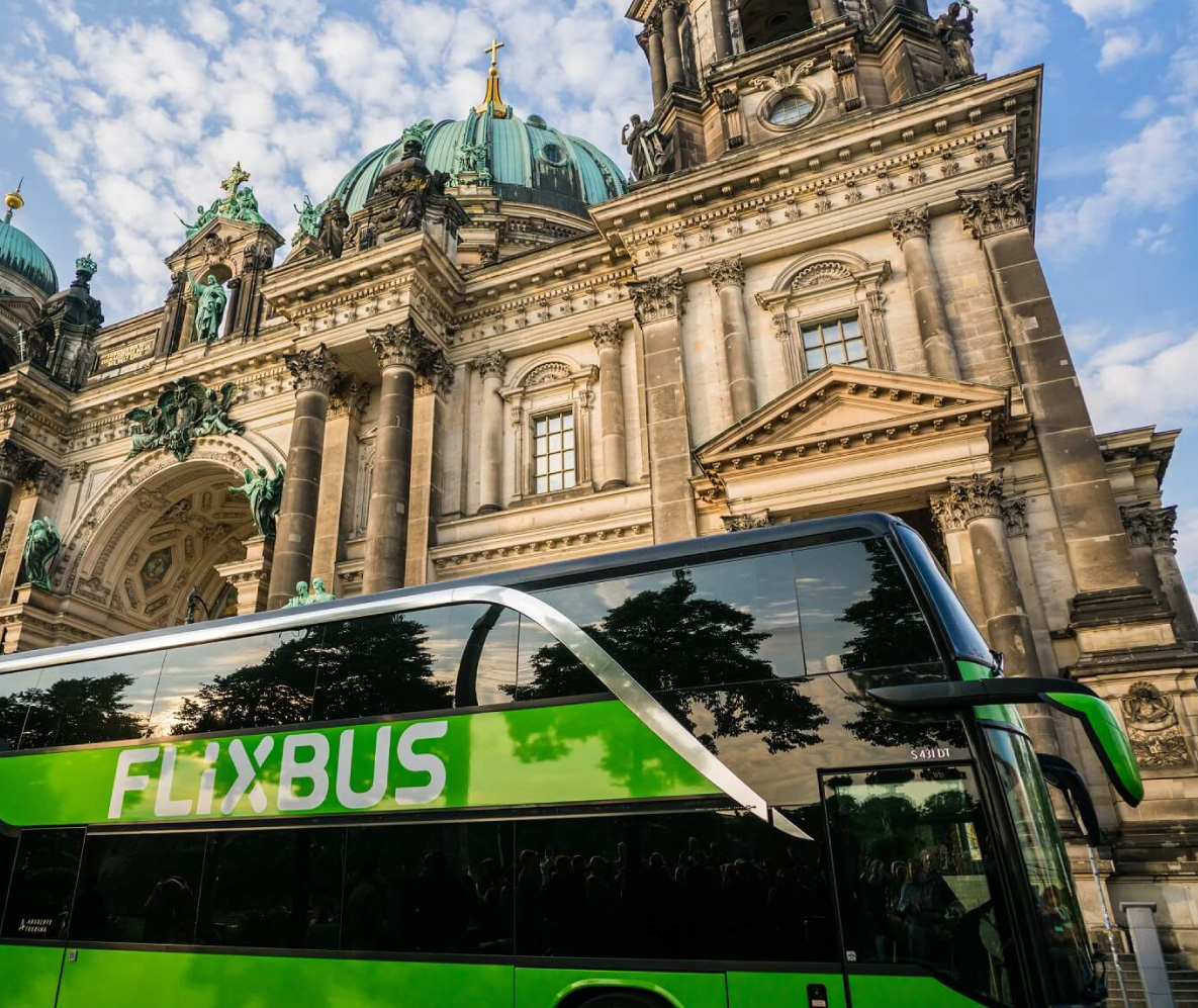 유럽 여행객들의 '꿀팁'된 라임색 버스!